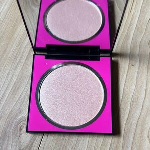 Kylie Champagne Showers Highlighter